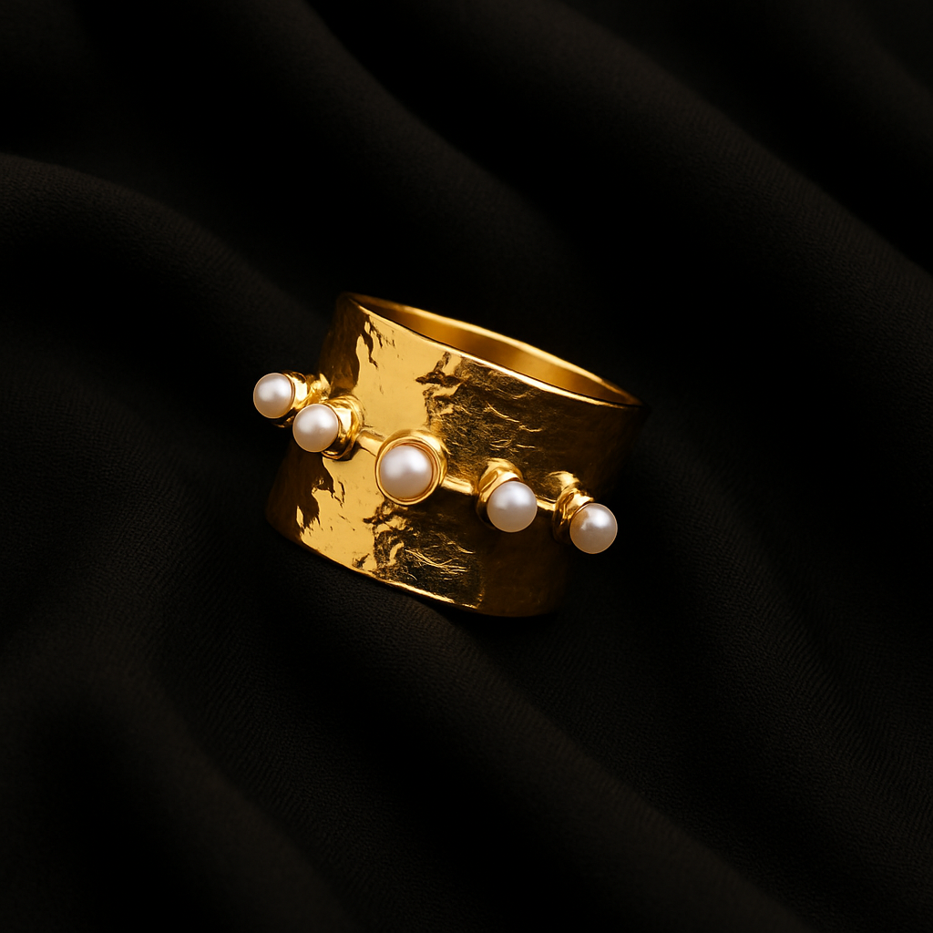 Pearly Touch - Hammered Gold Ring