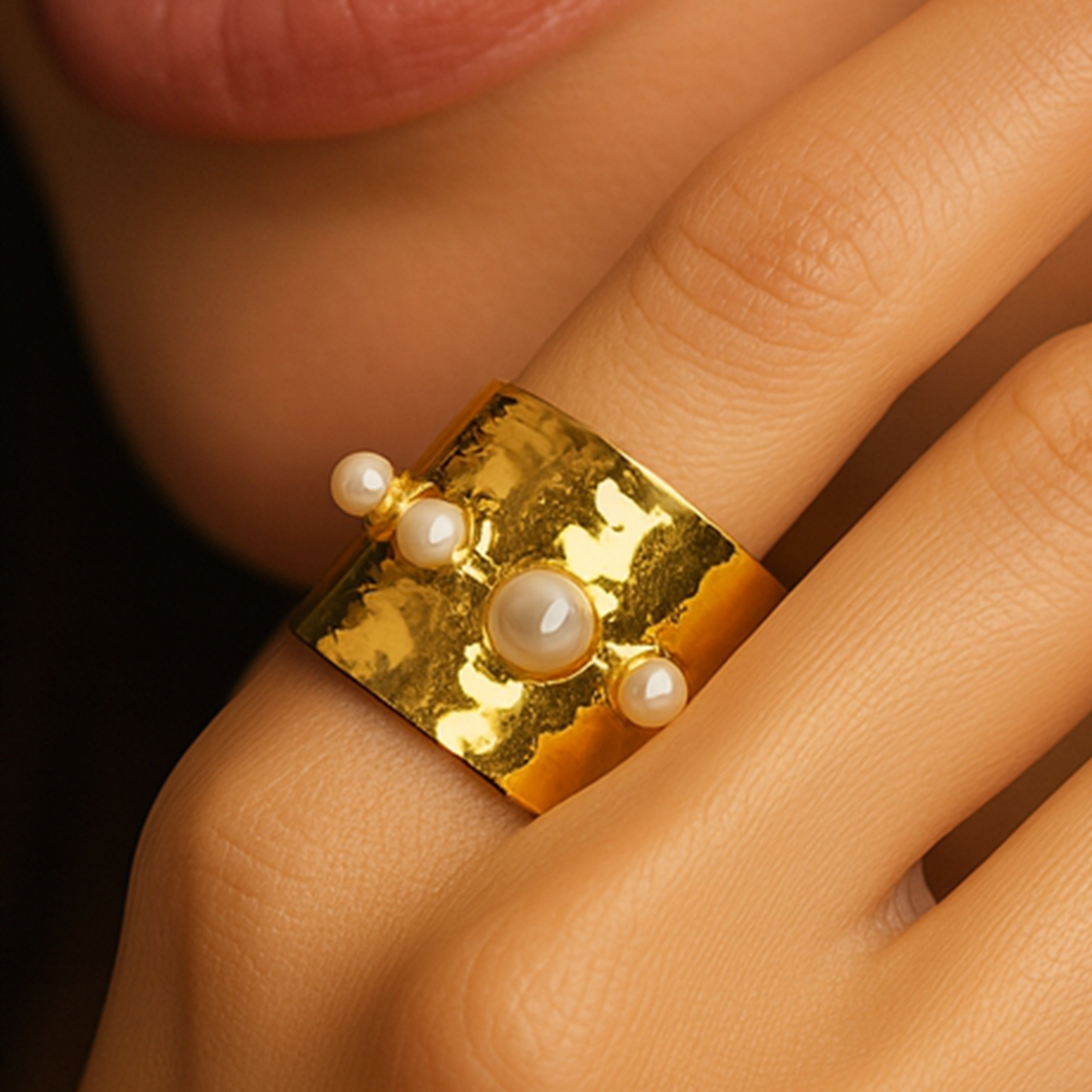 Pearly Touch - Hammered Gold Ring