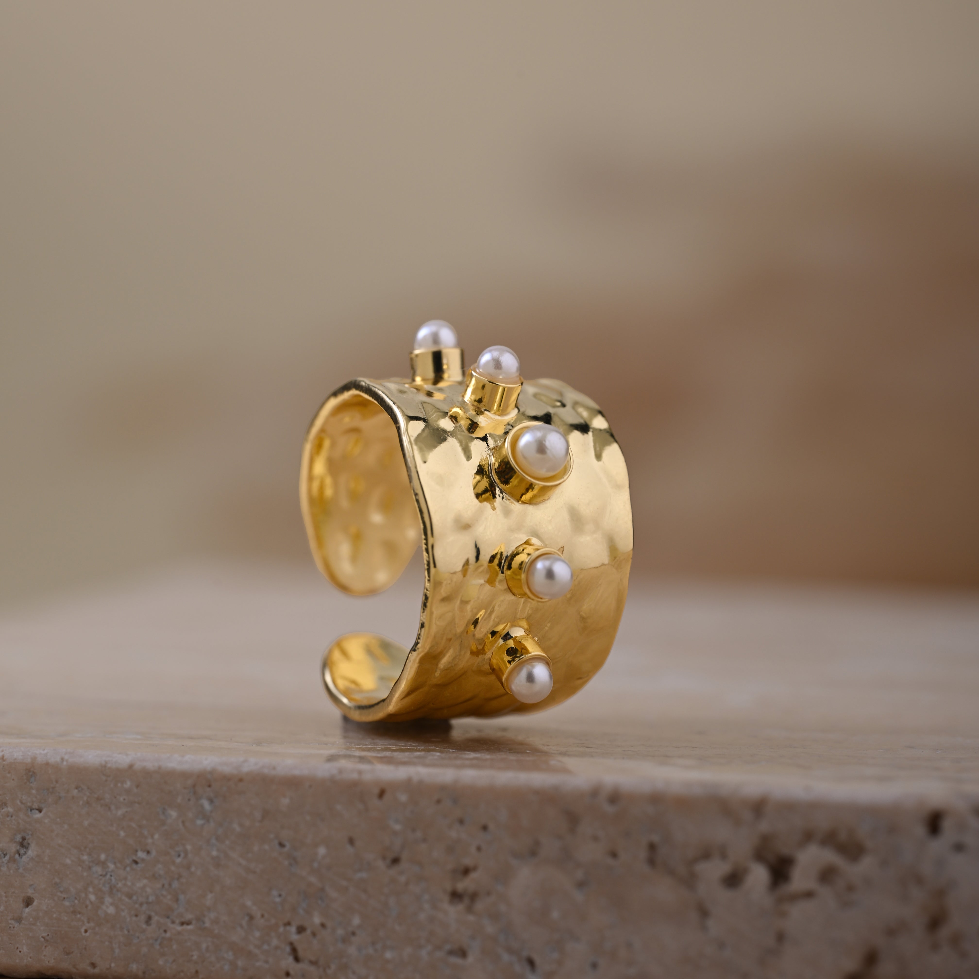 Pearly Touch - Hammered Gold Ring