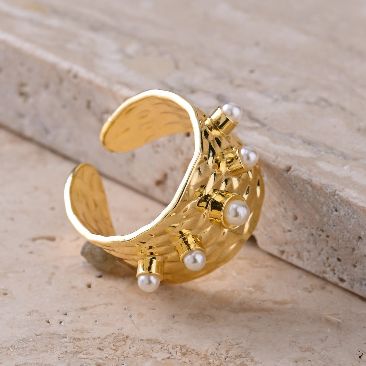 Pearly Touch - Hammered Gold Ring