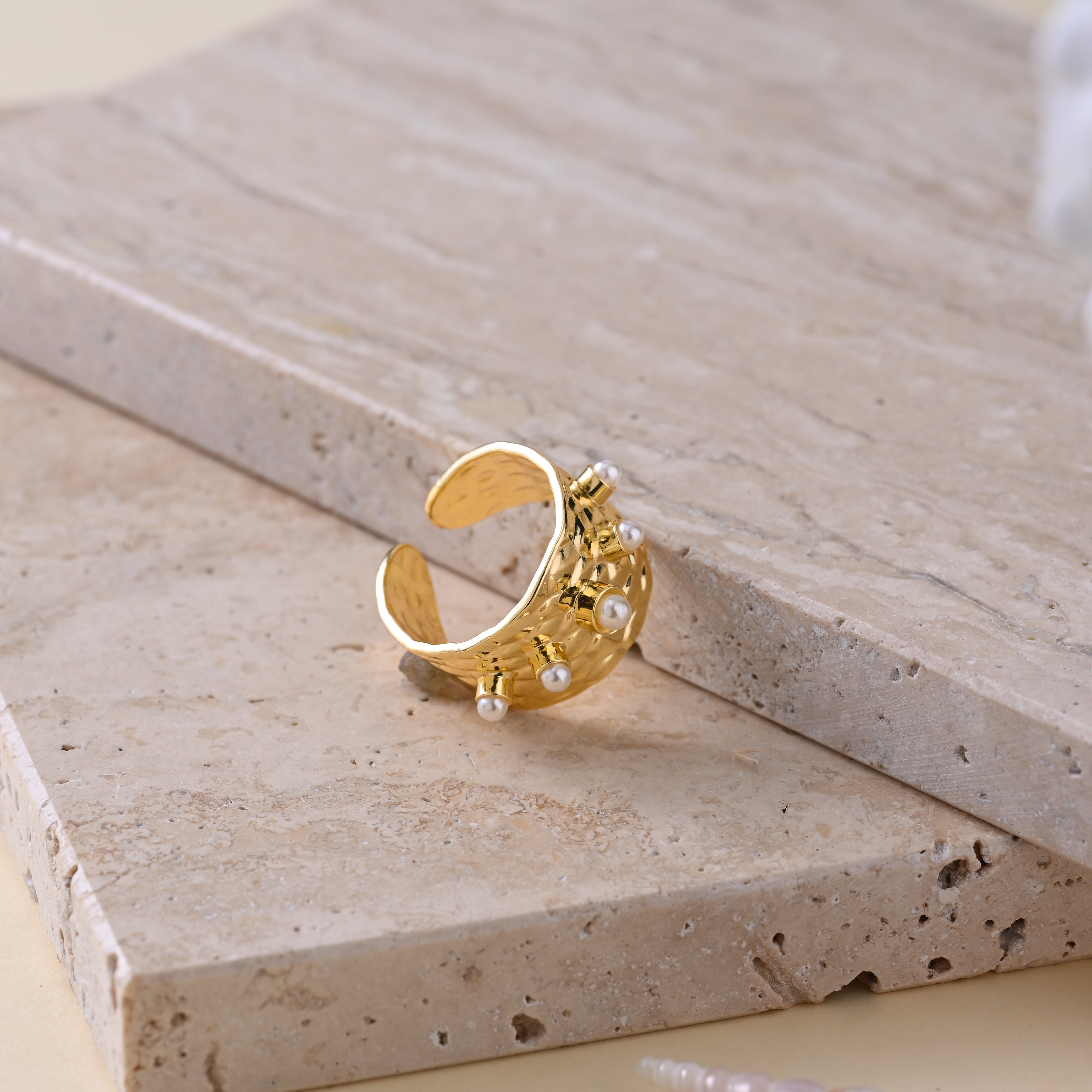 Pearly Touch - Hammered Gold Ring