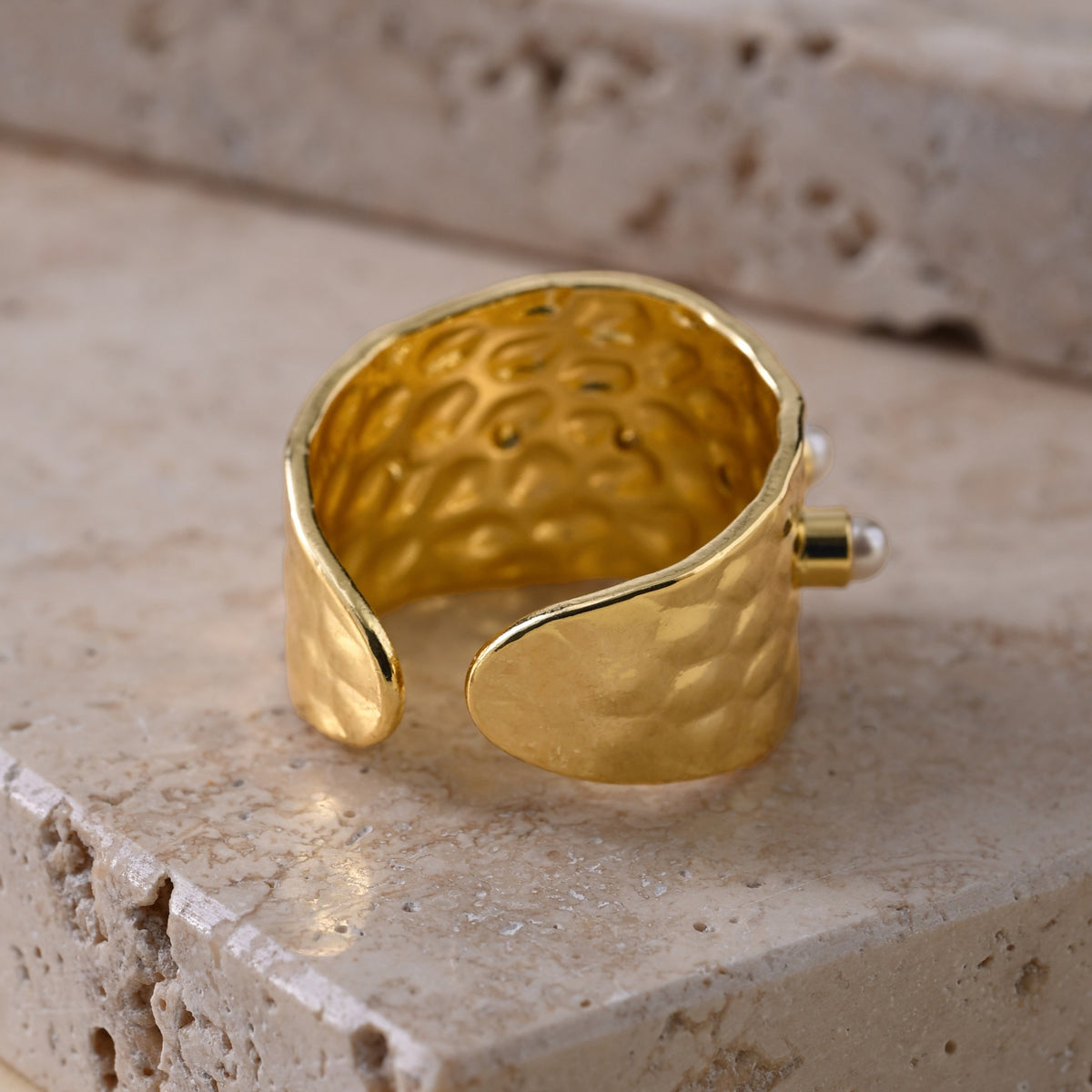 Pearly Touch - Hammered Gold Ring