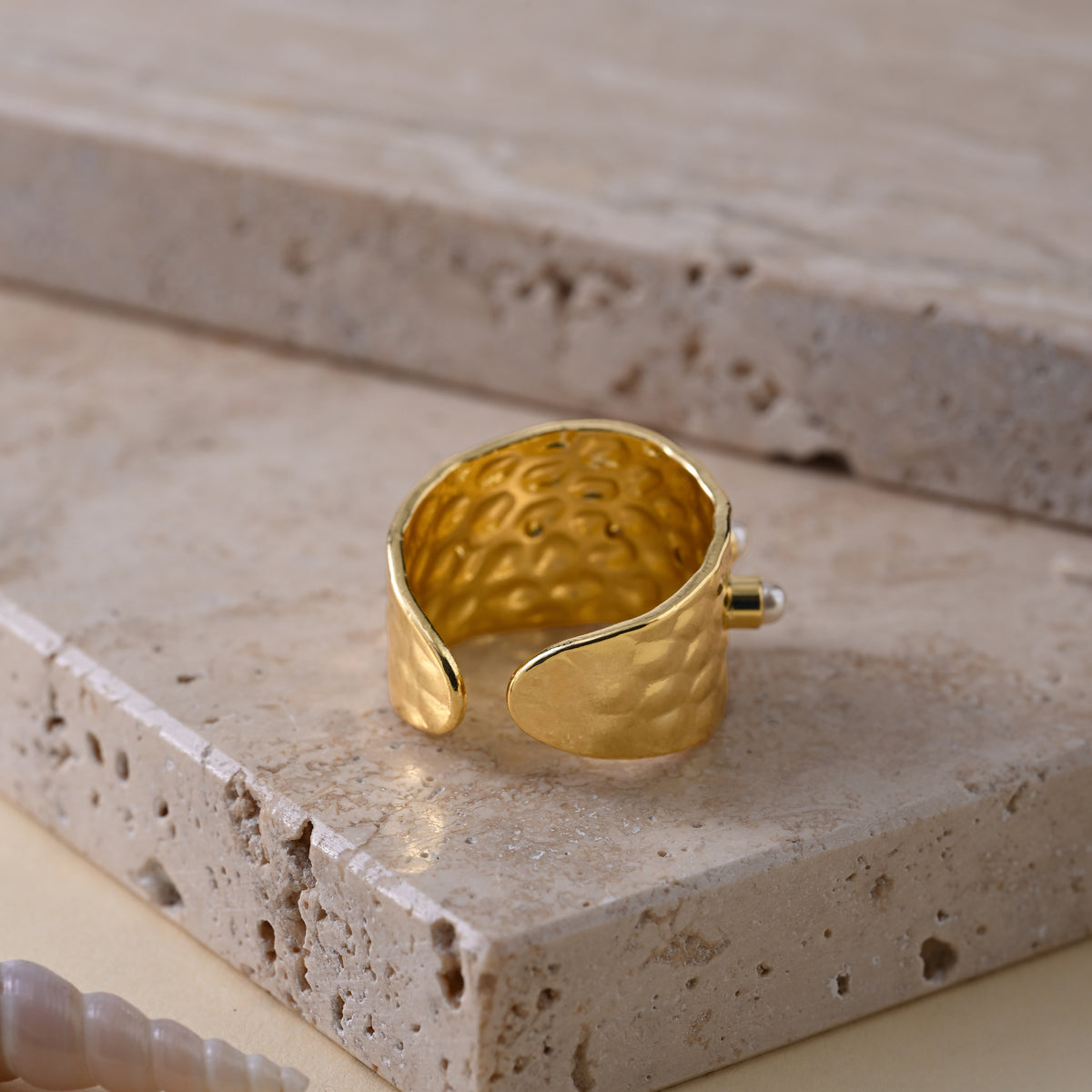 Pearly Touch - Hammered Gold Ring